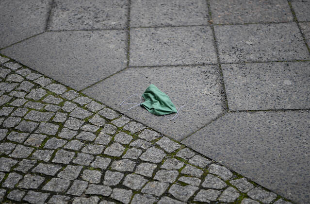 Berlin in the phase of the coronavirus crisis, in the picture mouth noses covering on the ground, 08 01 2021, Copyright: xSebastianxRäppoldx xMatthiasxKox