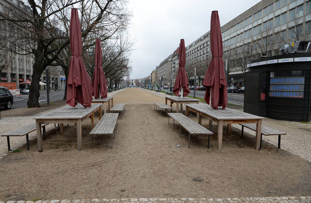 Berlin in the phase of the coronavirus crisis, in the picture empty benches and tables of a closed snack bar, Unter den Linden, 08 01 2021, Copyright: xSebastianxRäppoldx xMatthiasxKochx