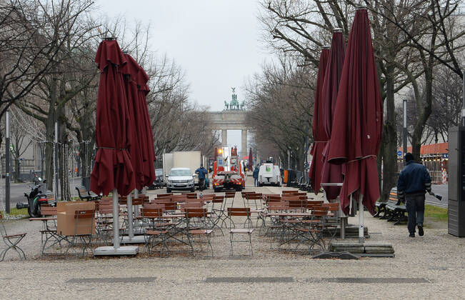 Berlin in the phase of the coronavirus crisis, in the picture empty chairs and tables of a closed street cafe, Unter den Linden, behind Brandenburg Gate, 08 01 2021, Copyright: xSebastianxRäppoldx xMatthiasxKox