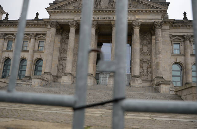 Berlin in the phase of the coronavirus crisis, in the picture barrier in front of the Reichstag, 08 01 2021, Copyright: xSebastianxRäppoldx xMatthiasxKox