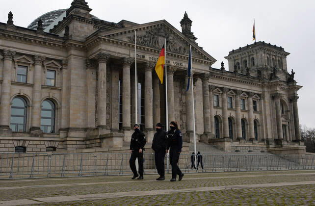 Berlin in the phase of the coronavirus crisis, in the picture policemen in front of the Reichstag, 08 01 2021, Copyright: xSebastianxRäppoldx xMatthiasxKox