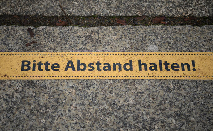 Berlin in the phase of coronavirus crisis, in the picture notice on the ground, Please keep distance , 08 01 2021, Copyright: xSebastianxRäppoldx xMatthiasxKox