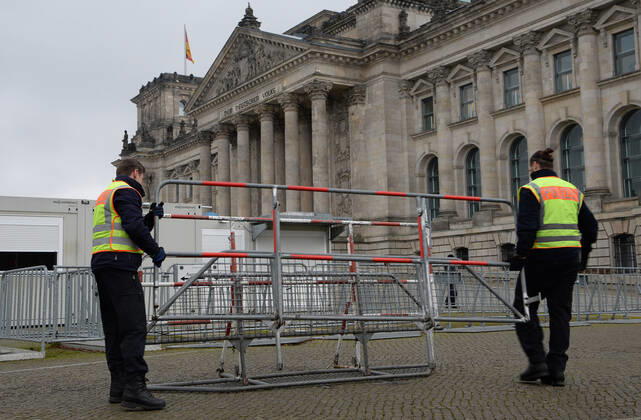 Berlin in the phase of the coronavirus crisis, in the picture policemen build up barriers in front of the Reichstag, 08 01 2021, Copyright: xSebastianxRäppoldx xMatthiasxKox