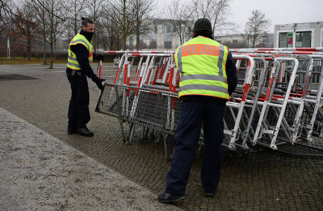 Berlin in the phase of the coronavirus crisis, in the picture policemen build up barriers in front of the Reichstag, 08 01 2021, Copyright: xSebastianxRäppoldx xMatthiasxKox