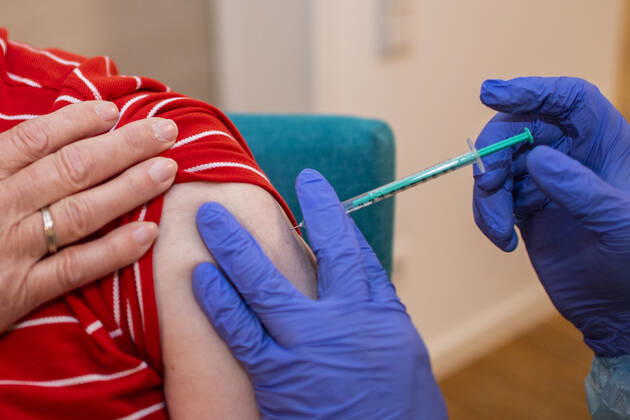 Corona vaccination in a home for the elderly A doctor places a needle on the upper arm of a resident of a home for the elderly who is being vaccinated against an infection with the corona virus In a home for the elderly, the residents are vaccinated against an infection with the corona virus Two vaccinations wit Copyright: xInderlied Kirchner-Mediax