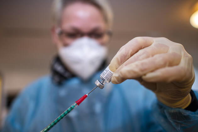 Corona vaccination in a home for the elderly A doctors assistant draws up a syringe with the Corona vaccine from BioNTech Pfizer In a home for the elderly, the residents are vaccinated against an infection with the coronavirus Two vaccinations with the mRNA vaccine from BioNTech are necessary at intervals of 21 days to build up the vaccination protection R Copyright: xInderlied Kirchner-Mediax