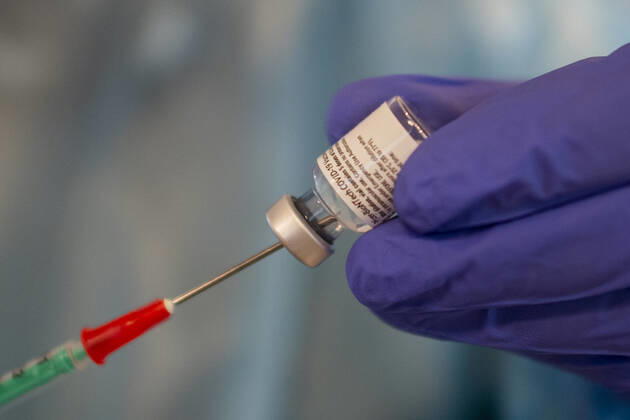 Corona vaccination in a home for the elderly A doctors assistant draws up a syringe with the Corona vaccine from BioNTech Pfizer In a home for the elderly, the residents are vaccinated against an infection with the coronavirus Two vaccinations with the mRNA vaccine from BioNTech are necessary at intervals of 21 days to build up the vaccination protection R Copyright: xInderlied Kirchner-Mediax