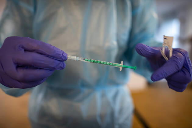 Corona vaccination in a home for the elderly A doctors assistant draws up a syringe with the Corona vaccine from BioNTech Pfizer In a home for the elderly, the residents are vaccinated against an infection with the coronavirus Two vaccinations with the mRNA vaccine from BioNTech are necessary at intervals of 21 days to build up the vaccination protection R Copyright: xInderlied Kirchner-Mediax