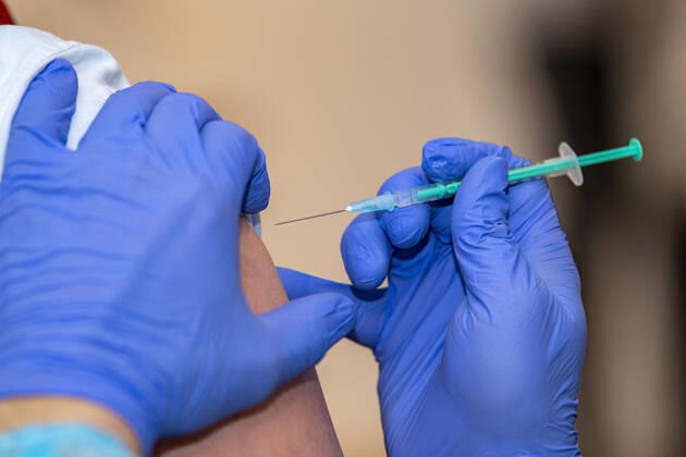 Corona vaccination in a home for the elderly A doctor places a needle on the upper arm of a resident of a home for the elderly who is being vaccinated against an infection with the corona virus In a home for the elderly, the residents are vaccinated against an infection with the corona virus Two vaccinations wit Copyright: xInderlied Kirchner-Mediax