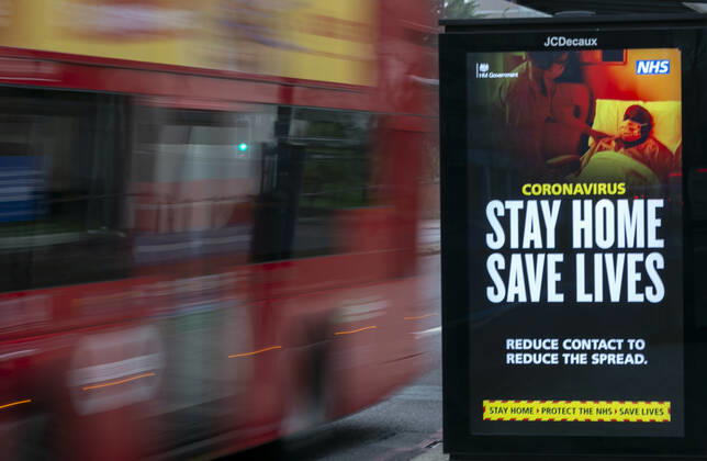 News Bilder des Tages (210110) -- LONDON, Jan. 10, 2021 -- A bus drives past an advertising board reading Stay Home Save Lives in London, Britain, Jan. 10, 2021. The coronavirus-related deaths in Britain surpassed 80,000 on Saturday with another 1,035 reported in the country. ) BRITAIN-LONDON-COVID-19-CASES HanxYan 