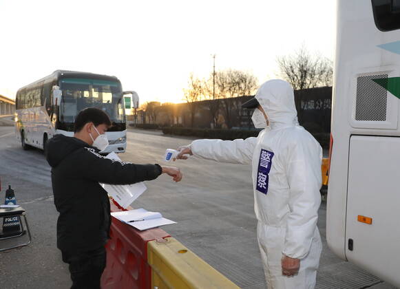 (210110) -- SHIJIAZHUANG, Jan. 10, 2021 -- Police officers stand guards on a street in Shijiazhuang, north China s Hebei Province, Jan. 10, 2021. In order to stop the spread of the epidemic, the police in Shijiazhuang stick to their posts on Sunday, the day marking the first Chinese People s Police Day. ) CHINA-HEBEI-SHIJIAZHUANG-POLICE DAY-COVID-19 (CN) YangxShiyao