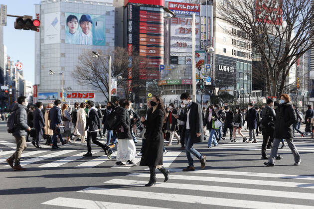 January 10, 2021, Tokyo, Japan: Pedestrians wearing face masks cross a road in Tokyo s Shinjuku ward. Tokyo reported 1,494 new COVID-19 cases on January 10; following four days of over 2,000 cases, the daily infections count dropped for the first time after the state of emergency was declared in Tokyo, Kanagawa, Saitama, and Chiba prefectures. Tokyo Japan - ZUMAm191 20210110_zap_m191_006 Copyright: xRodrigoxReyesxMarinx