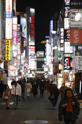 January 10, 2021, Tokyo, Japan: People wearing face masks leave Kabukicho (the red-light district of Tokyo) after the establishments closed at 8 pm to stop the COVID-19 infections in the capital. Tokyo reported 1,494 new COVID-19 cases on January 10; following four days of over 2,000 cases, the daily infections count dropped for the first time after the state of emergency was declared in Tokyo, Kanagawa, Saitama, and Chiba prefectures. Tokyo Japan - ZUMAm191 20210110_zap_m191_016 Copyright: xRodrigoxReyesxMarinx