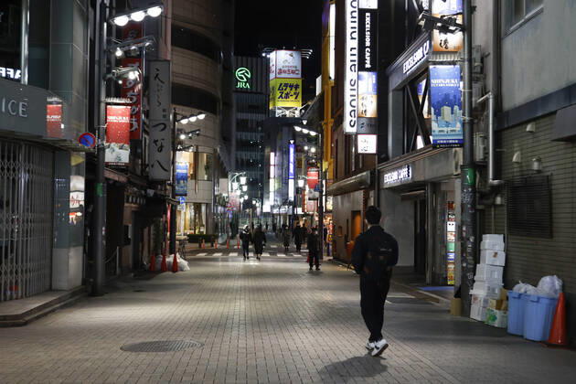 January 10, 2021, Tokyo, Japan: Fewer people than normal are seen at Shinjuku s shopping area after the establishments closed at 8 pm to stop the COVID-19 infections. Tokyo reported 1,494 new COVID-19 cases on January 10; following four days of over 2,000 cases, the daily infections count dropped for the first time after the state of emergency was declared in Tokyo, Kanagawa, Saitama, and Chiba prefectures. Tokyo Japan - ZUMAm191 20210110_zap_m191_026 Copyright: xRodrigoxReyesxMarinx
