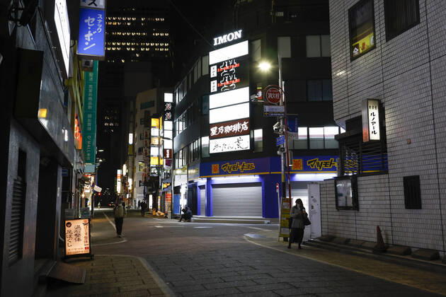 January 10, 2021, Tokyo, Japan: Fewer people than normal are seen at Shinjuku s shopping area after the establishments closed at 8 pm to stop the COVID-19 infections. Tokyo reported 1,494 new COVID-19 cases on January 10; following four days of over 2,000 cases, the daily infections count dropped for the first time after the state of emergency was declared in Tokyo, Kanagawa, Saitama, and Chiba prefectures. Tokyo Japan - ZUMAm191 20210110_zap_m191_028 Copyright: xRodrigoxReyesxMarinx