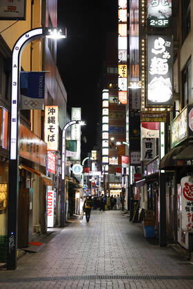 January 10, 2021, Tokyo, Japan: Fewer people than normal are seen at Shinjuku s shopping area after the establishments closed at 8 pm to stop the COVID-19 infections. Tokyo reported 1,494 new COVID-19 cases on January 10; following four days of over 2,000 cases, the daily infections count dropped for the first time after the state of emergency was declared in Tokyo, Kanagawa, Saitama, and Chiba prefectures. Tokyo Japan - ZUMAm191 20210110_zap_m191_030 Copyright: xRodrigoxReyesxMarinx
