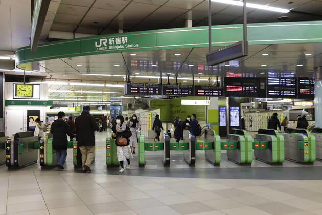January 10, 2021, Tokyo, Japan: Fewer people than normal are seen at Shinjuku Station after the establishments closed at 8 pm to stop the COVID-19 infections. Tokyo reported 1,494 new COVID-19 cases on January 10; following four days of over 2,000 cases, the daily infections count dropped for the first time after the state of emergency was declared in Tokyo, Kanagawa, Saitama, and Chiba prefectures. Tokyo Japan - ZUMAm191 20210110_zap_m191_032 Copyright: xRodrigoxReyesxMarinx