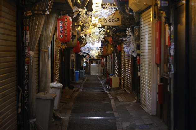 January 10, 2021, Tokyo, Japan: Shinjuku s famous bar area (Omoide Yokocho) is seen empty after the establishments closed at 8 pm to stop the COVID-19 infections. Tokyo reported 1,494 new COVID-19 cases on January 10; following four days of over 2,000 cases, the daily infections count dropped for the first time after the state of emergency was declared in Tokyo, Kanagawa, Saitama, and Chiba prefectures. Tokyo Japan - ZUMAm191 20210110_zap_m191_035 Copyright: xRodrigoxReyesxMarinx