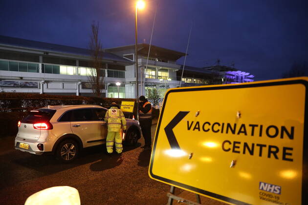 . 11 01 2021. Epsom, United Kingdom. The Covid 19 vaccination hub at the Epsom Racecourse in Surrey, as mass vaccinations start across the UK today . xStephenxLockx xi-Imagesx IIM-21977-0001