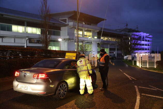 . 11 01 2021. Epsom, United Kingdom. The Covid 19 vaccination hub at the Epsom Racecourse in Surrey, as mass vaccinations start across the UK today . xStephenxLockx xi-Imagesx IIM-21977-0002