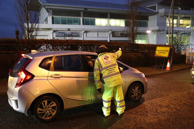 . 11 01 2021. Epsom, United Kingdom. The Covid 19 vaccination hub at the Epsom Racecourse in Surrey, as mass vaccinations start across the UK today . xStephenxLockx xi-Imagesx IIM-21977-0003