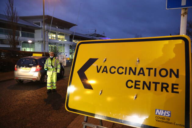 . 11 01 2021. Epsom, United Kingdom. The Covid 19 vaccination hub at the Epsom Racecourse in Surrey, as mass vaccinations start across the UK today . xStephenxLockx xi-Imagesx IIM-21977-0004