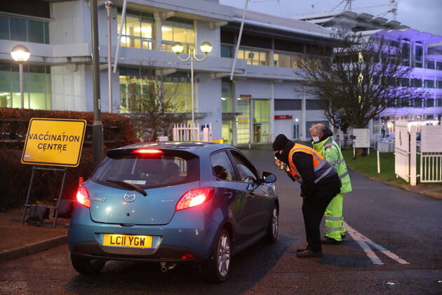 . 11 01 2021. Epsom, United Kingdom. The Covid 19 vaccination hub at the Epsom Racecourse in Surrey, as mass vaccinations start across the UK today . xStephenxLockx xi-Imagesx IIM-21977-0005