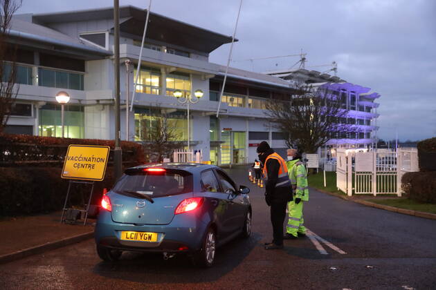 . 11 01 2021. Epsom, United Kingdom. The Covid 19 vaccination hub at the Epsom Racecourse in Surrey, as mass vaccinations start across the UK today . xStephenxLockx xi-Imagesx IIM-21977-0006