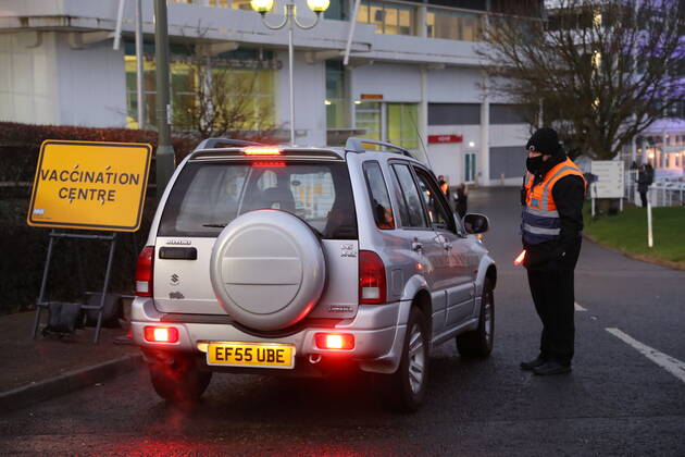 . 11 01 2021. Epsom, United Kingdom. The Covid 19 vaccination hub at the Epsom Racecourse in Surrey, as mass vaccinations start across the UK today . xStephenxLockx xi-Imagesx IIM-21977-0009
