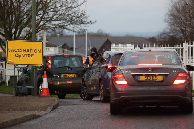 . 11 01 2021. Epsom, United Kingdom. The Covid 19 vaccination hub at the Epsom Racecourse in Surrey, as mass vaccinations start across the UK today . xStephenxLockx xi-Imagesx IIM-21977-0018