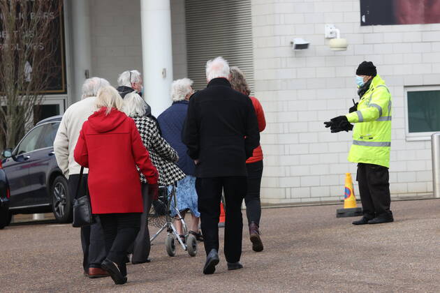 . 11 01 2021. Epsom, United Kingdom. The Covid 19 vaccination hub at the Epsom Racecourse in Surrey, as mass vaccinations start across the UK today . xStephenxLockx xi-Imagesx IIM-21977-0043