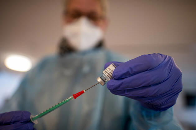 Corona vaccination in a home for the elderly A doctors assistant draws up a syringe with the Corona vaccine from BioNTech Pfizer In a home for the elderly, the residents are vaccinated against an infection with the coronavirus Two vaccinations with the mRNA vaccine from BioNTech are necessary at intervals of 21 days to build up the vaccination protection R Copyright: xInderlied Kirchner-Mediax
