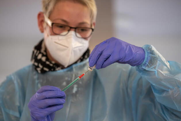 Corona vaccination in a home for the elderly A doctors assistant draws up a syringe with the Corona vaccine from BioNTech Pfizer In a home for the elderly, the residents are vaccinated against an infection with the coronavirus Two vaccinations with the mRNA vaccine from BioNTech are necessary at intervals of 21 days to build up the vaccination protection R Copyright: xInderlied Kirchner-Mediax