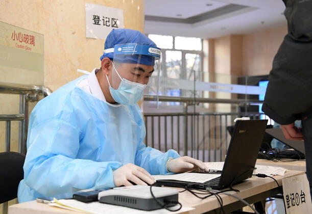 (210111) -- BEIJING, Jan. 11, 2021 -- A medical worker registers a recipient before COVID-19 vaccine inoculation at a temporary inoculation site in Haidian District in Beijing, capital of China, Jan. 11, 2021. Over 1 million people in Beijing had received the first dose of COVID-19 vaccine as of 11 a.m. Monday, the municipal health commission said. TO GO WITH Over 1 mln get COVID-19 vaccine in Beijing ) CHINA-BEIJING-COVID-19 VACCINE-1 MILLION-INOCULATIONS (CN) RenxChao 