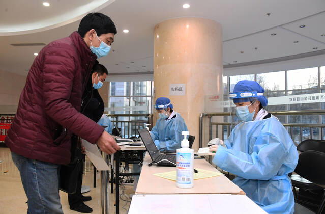 (210111) -- BEIJING, Jan. 11, 2021 -- A medical worker prepares for COVID-19 vaccine inoculation at a temporary inoculation site in Haidian District in Beijing, capital of China, Jan. 11, 2021. Over 1 million people in Beijing had received the first dose of COVID-19 vaccine as of 11 a.m. Monday, the municipal health commission said. TO GO WITH Over 1 mln get COVID-19 vaccine in Beijing ) CHINA-BEIJING-COVID-19 VACCINE-1 MILLION-INOCULATIONS (CN) RenxChao