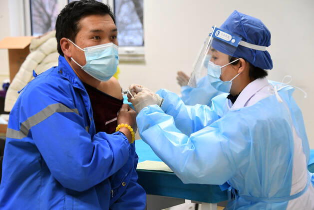 (210111) -- BEIJING, Jan. 11, 2021 -- A medical worker inoculates a recipient with a COVID-19 vaccine at a temporary inoculation site in Haidian District in Beijing, capital of China, Jan. 11, 2021. Over 1 million people in Beijing had received the first dose of COVID-19 vaccine as of 11 a.m. Monday, the municipal health commission said. TO GO WITH Over 1 mln get COVID-19 vaccine in Beijing ) CHINA-BEIJING-COVID-19 VACCINE-1 MILLION-INOCULATIONS (CN) RenxChao 