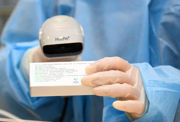 (210111) -- BEIJING, Jan. 11, 2021 -- A medical worker scans a dose of COVID-19 vaccine when preparing for inoculation at a temporary inoculation site in Haidian District in Beijing, capital of China, Jan. 11, 2021. Over 1 million people in Beijing had received the first dose of COVID-19 vaccine as of 11 a.m. Monday, the municipal health commission said. TO GO WITH Over 1 mln get COVID-19 vaccine in Beijing ) CHINA-BEIJING-COVID-19 VACCINE-1 MILLION-INOCULATIONS (CN) RenxChao 