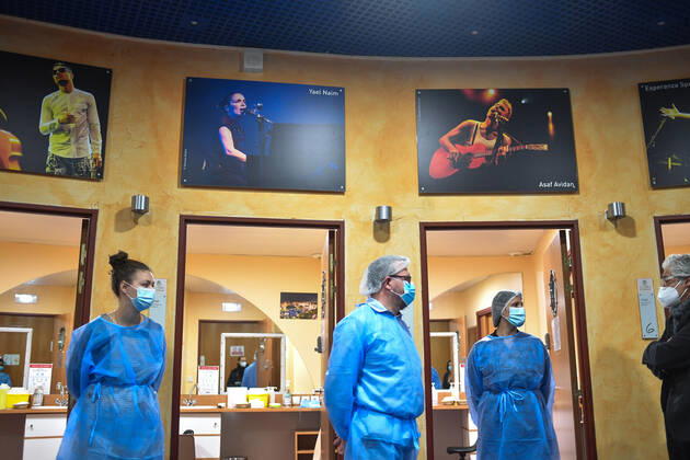 Christian Estrosi, Maire de Nice visite et inaugure le second centre de vaccination a Nice au Theatre de Verdure au 1, Promenade des Anglais a Nice. Les vaccination ont lieux dans les loges sous le mythique theatre de verdure, d inspiration grecque. Ce centre permettra a tous les habitants de beneficier d une consultation pre-vaccinale avant de se faire vacciner suivant un process strict. La Ville de Nice ouvrira au fur-et-a mesure des doses vaccinales recues et des categories de population ouvertes a la vaccination, deux autres centres qui seront situes au Palais des Expositions et au Palais Nikiaia. Ces lieux de vaccination permettront d atteindre l objectif de 50 000 vaccins par semaine. NEWS : Campagne de vaccination contre Covi
