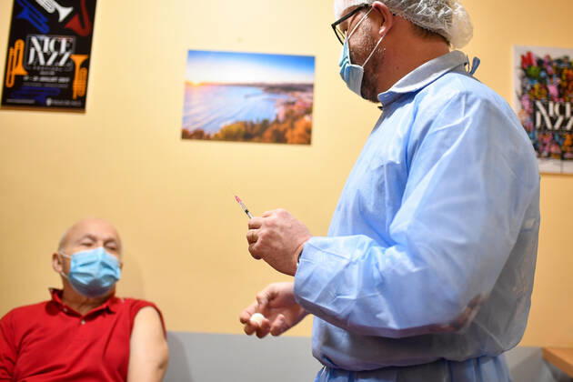 Christian Estrosi, Maire de Nice visite et inaugure le second centre de vaccination a Nice au Theatre de Verdure au 1, Promenade des Anglais a Nice. Les vaccination ont lieux dans les loges sous le mythique theatre de verdure, d inspiration grecque. Ce centre permettra a tous les habitants de beneficier d une consultation pre-vaccinale avant de se faire vacciner suivant un process strict. La Ville de Nice ouvrira au fur-et-a mesure des doses vaccinales recues et des categories de population ouvertes a la vaccination, deux autres centres qui seront situes au Palais des Expositions et au Palais Nikiaia. Ces lieux de vaccination permettront d atteindre l objectif de 50 000 vaccins par semaine. NEWS : Campagne de vaccination contre Covi