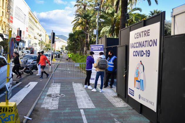 Christian Estrosi, Maire de Nice visite et inaugure le second centre de vaccination a Nice au Theatre de Verdure au 1, Promenade des Anglais a Nice. Les vaccination ont lieux dans les loges sous le mythique theatre de verdure, d inspiration grecque. Ce centre permettra a tous les habitants de beneficier d une consultation pre-vaccinale avant de se faire vacciner suivant un process strict. La Ville de Nice ouvrira au fur-et-a mesure des doses vaccinales recues et des categories de population ouvertes a la vaccination, deux autres centres qui seront situes au Palais des Expositions et au Palais Nikiaia. Ces lieux de vaccination permettront d atteindre l objectif de 50 000 vaccins par semaine. NEWS : Campagne de vaccination contre Covi