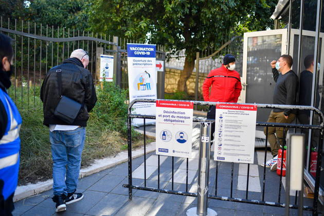 Christian Estrosi, Maire de Nice visite et inaugure le second centre de vaccination a Nice au Theatre de Verdure au 1, Promenade des Anglais a Nice. Les vaccination ont lieux dans les loges sous le mythique theatre de verdure, d inspiration grecque. Ce centre permettra a tous les habitants de beneficier d une consultation pre-vaccinale avant de se faire vacciner suivant un process strict. La Ville de Nice ouvrira au fur-et-a mesure des doses vaccinales recues et des categories de population ouvertes a la vaccination, deux autres centres qui seront situes au Palais des Expositions et au Palais Nikiaia. Ces lieux de vaccination permettront d atteindre l objectif de 50 000 vaccins par semaine. NEWS : Campagne de vaccination contre Covi