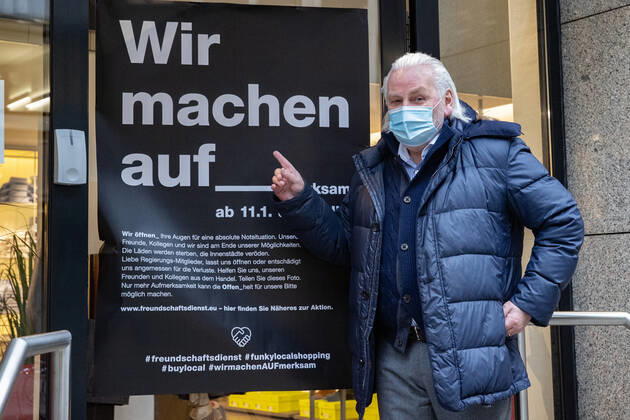 Lower Saxony, Hanover, Corona Shutdown extended to January 31, 2021, downtown stores closed, empty city, Were going for retail action, Rolf Eisenmenger ofLo Go on Luisen Street,