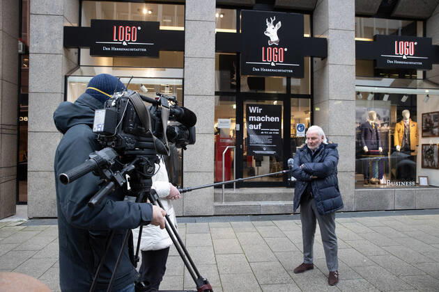 Lower Saxony, Hanover, Corona Shutdown extended to January 31, 2021, downtown stores closed, empty city, Were going for retail action, Rolf Eisenmenger ofLo Go on Luisen Street,