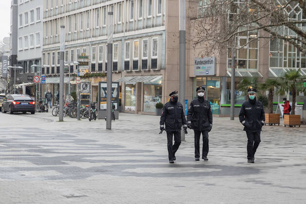 Lower Saxony, Hanover, Corona Shutdown extended to Jan. 31, 2021, downtown businesses closed, city empty, police checking for mandatory masks and compliance with contact restrictions,