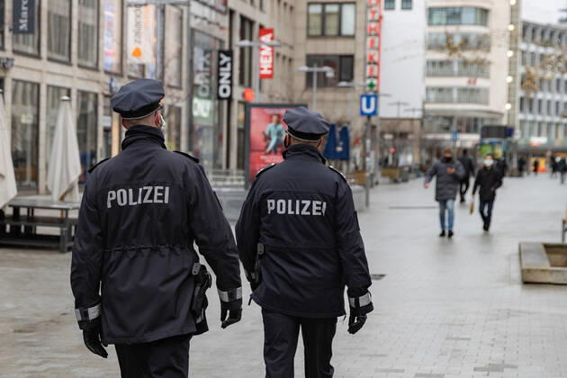 Lower Saxony, Hanover, Corona Shutdown extended to Jan. 31, 2021, downtown businesses closed, city empty, police checking for mandatory masks and compliance with contact restrictions,