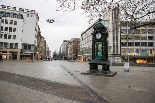 Lower Saxony, Hanover, Corona Shutdown extended to January 31, 2021, closed downtown businesses, empty city, deserted downtown as seen here at Kröpcke, ,