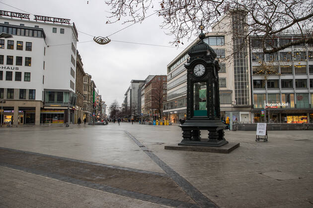 Lower Saxony, Hanover, Corona Shutdown extended to January 31, 2021, closed downtown businesses, empty city, deserted downtown as seen here at Kröpcke, ,