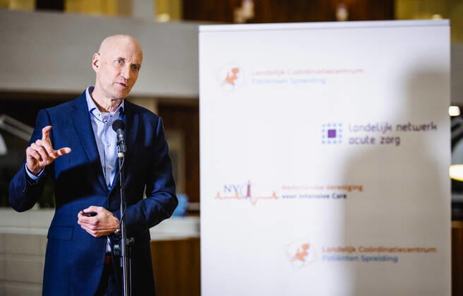 ROTTERDAM Ernst Kuipers, chairman of the National Acute Care Network, speaks to the press from Erasmus MC University Hospital about the current state of affairs in the intensive care units and nursing departments ANP SEM VAN DER WAL.  Copyright: xHollandsexHoogtex xxANPx x427010501x