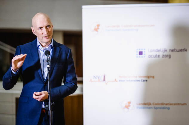 ROTTERDAM Ernst Kuipers, chairman of the National Acute Care Network, speaks to the press from Erasmus MC University Hospital about the current state of affairs in the intensive care units and nursing departments ANP SEM VAN DER WAL.  Copyright: xHollandsexHoogtex xxANPx x427010597x