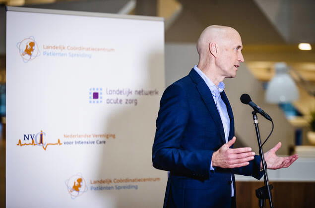 ROTTERDAM Ernst Kuipers, chairman of the National Acute Care Network, speaks to the press from Erasmus MC University Hospital about the current state of affairs in the intensive care units and nursing departments ANP SEM VAN DER WAL.  Copyright: xHollandsexHoogtex xxANPx x427010813x